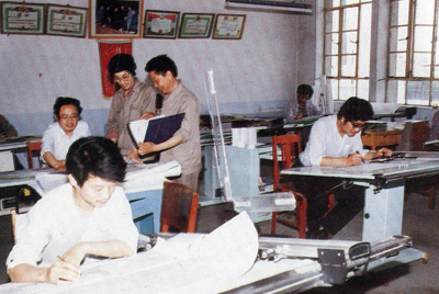 從1984年第一季度到抓管理上登記全面提高企業(yè)素質(zhì)驗(yàn)收前，采取分線檢查、總結(jié)成績(jī)、找出差距、提出措施、限期整改的方法，使各項(xiàng)工作在整頓中鞏固提高，在鞏固提高中進(jìn)行再整頓，再提高。