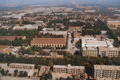 推土機(jī)總廠本部廠區(qū)。山東推土機(jī)總廠建立時(shí)，固定資產(chǎn)原值為2569萬元，占地面積為517538平方米，建筑面積為170861平方米。