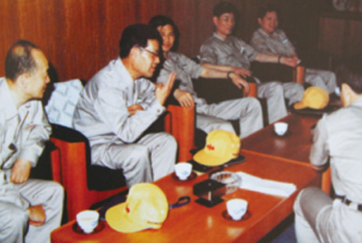 為了學(xué)習(xí)外國(guó)先進(jìn)技術(shù)和管理方法，前往引進(jìn)技術(shù)與設(shè)備的國(guó)家進(jìn)行實(shí)地考察。薛仲光廠長(zhǎng)在日本。