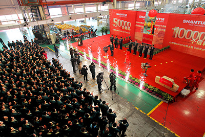 推土機(jī)事業(yè)部總裝工廠隆重舉行推土機(jī)第50000臺(tái)下線慶典儀式。這一激動(dòng)人心的歷史時(shí)刻標(biāo)志著50000臺(tái)不僅僅是一個(gè)數(shù)量的積累，更是山推管理水平、生產(chǎn)規(guī)模、制造技術(shù)、研發(fā)能力、銷售能力等綜合能力的體現(xiàn)，標(biāo)志著山推推土機(jī)產(chǎn)業(yè)整體實(shí)力進(jìn)一步增強(qiáng)，是從量變到質(zhì)變的飛躍。