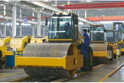 2002年2月，由履帶廠開發(fā)研制的YZ18液壓振動(dòng)壓路機(jī)，順利下線。
