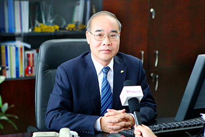 張秀文董事長(zhǎng)在接受中國(guó)山東網(wǎng)專題采訪時(shí)，就公司踐行“厚道魯商”倡樹行動(dòng)進(jìn)行回答，介紹了山推把“仁義、誠(chéng)信、厚道”的文化精髓融入到生產(chǎn)經(jīng)營(yíng)的全過程的典型做法和“誠(chéng)敬做產(chǎn)品，誠(chéng)信做企業(yè)”的經(jīng)營(yíng)理念，在工程機(jī)械行業(yè)樹立起了“厚德堅(jiān)韌”的山東國(guó)企形象