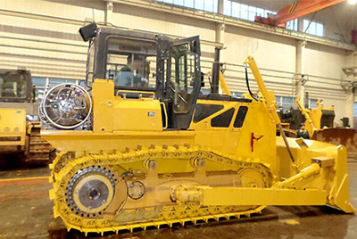 世界上第一臺(tái)燃?xì)庑吐膸酵仆翙C(jī)——SD20-5（LNG）在研究總院新產(chǎn)品試制中心下線。SD20-5（LNG）履帶式推土機(jī)是公司順應(yīng)行業(yè)發(fā)展趨勢(shì)開發(fā)的一款節(jié)能、環(huán)保產(chǎn)品，整機(jī)采用天然氣專用發(fā)動(dòng)機(jī)，燃燒后無積炭，滿足stageIIIA排放，壽命更長(zhǎng)，維修頻率更低。