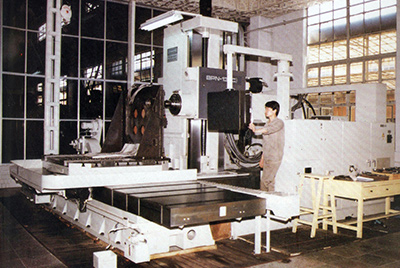BPN-13B(R4)數(shù)控臥式加工中心。廠房擴(kuò)建加大，設(shè)備填平補(bǔ)齊，增加精、大、稀設(shè)備，新上生產(chǎn)線，提高企業(yè)裝備素質(zhì)，使山推廠成為名副其實(shí)的大馬力推土機(jī)生產(chǎn)廠。