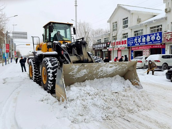 除雪保暢，山推鐵肩道義勇?lián)厝危? /> 
            <div   id=