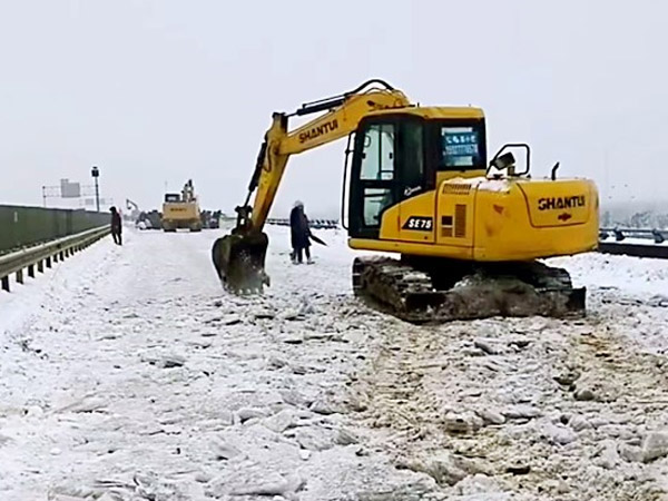 除雪保暢，山推鐵肩道義勇?lián)厝危? /> 
            <div   id=