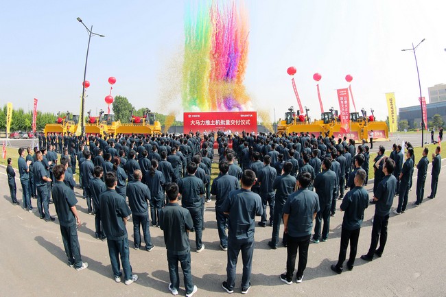 5月17日，山推向中煤平朔集團(tuán)一次性交付六臺(tái)中國(guó)最大馬力推土機(jī)。